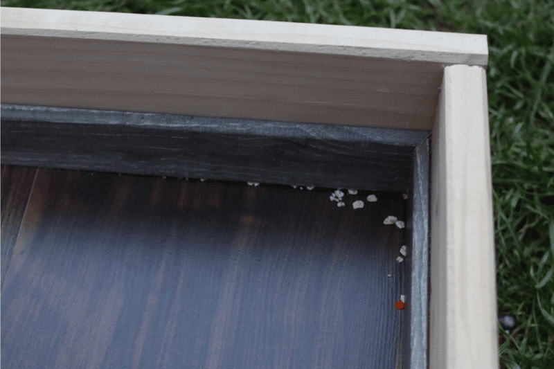 The robot vacuum cleaner left some oat flakes in the corners during the oat flakes suction test on laminate
